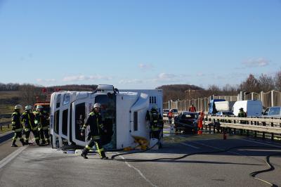 Kirchheim: Mehrere Verletzte nach schwerem Unfall auf der A8 - LKW liegt quer, 2 Pkw ebenfalls beteiligt, riesiges Truemmerfeld